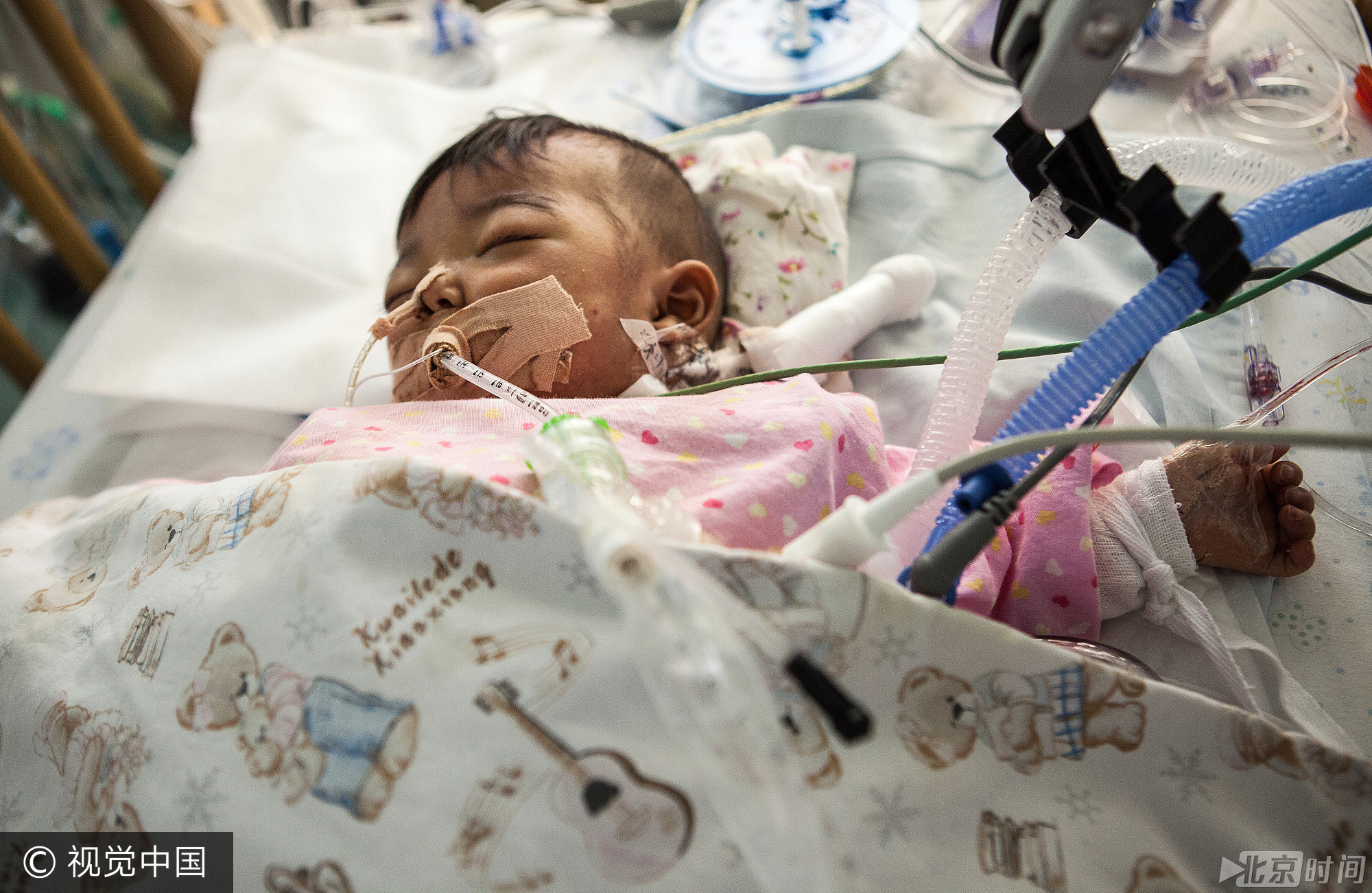 面对巨额的手术费，看着小梦涵被病魔折磨的如此可怜，爷爷奶奶心如刀割。期间爷爷奶奶几次联系孩子的爸爸妈妈，但都以失败而告终。于是老两口留下奶奶在医院照看孩子，爷爷回到出租房打工挣钱，希望能够挽回孩子的生命。