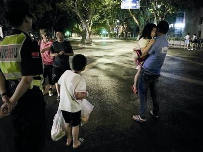 6岁女孩烧40度8岁哥哥陪诊 父亲:喝醉没力气送