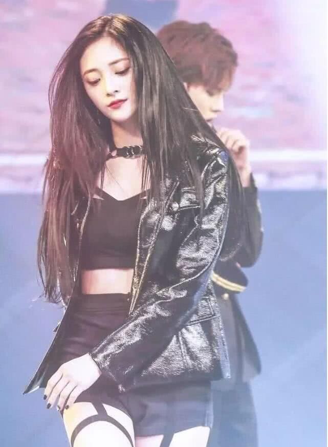 周洁琼短裤热舞太性感,站在后面的范丞丞一个