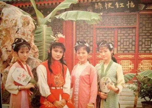 袭人下跪和晴雯之死