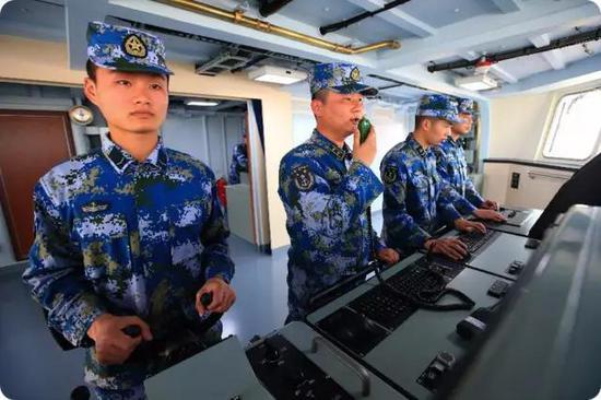 以那座130mm隐身主炮为例,从武器试航到主炮定型,一群年轻小伙用600多发炮弹“喂炮”,终于摸清了这位“战友”的脾气,提高了主炮火力射击效率30%,在武备亮相训练中一鸣惊人。