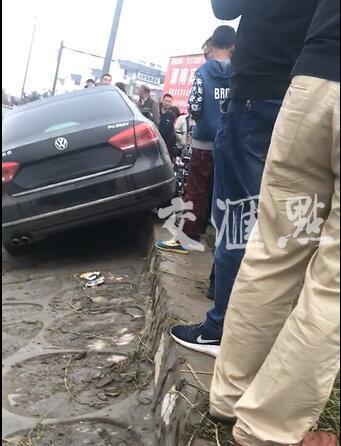 小学门口现枪战?警方:民警鸣枪示警