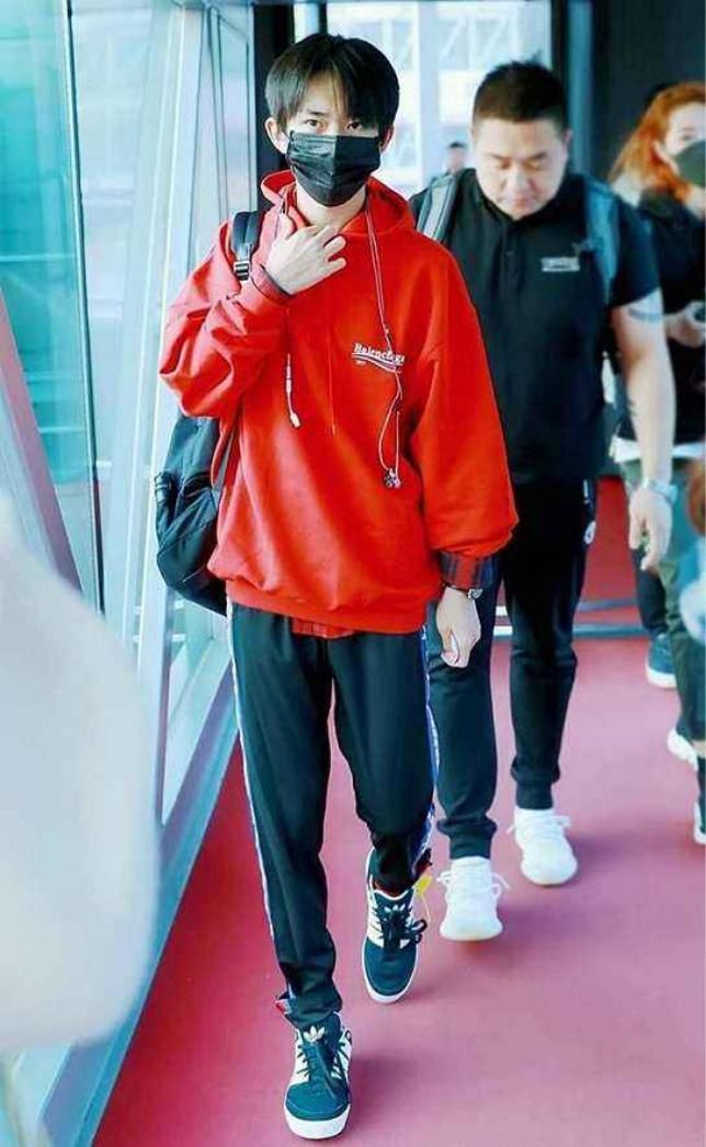 易烊千玺火到国外,带猫咪拍广告,一身潮装让韩