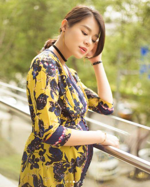 胡杏儿挺大肚拍写真 变身最美孕妇