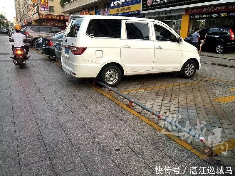 段的人行道被私自围地施划停车位 有的还收保
