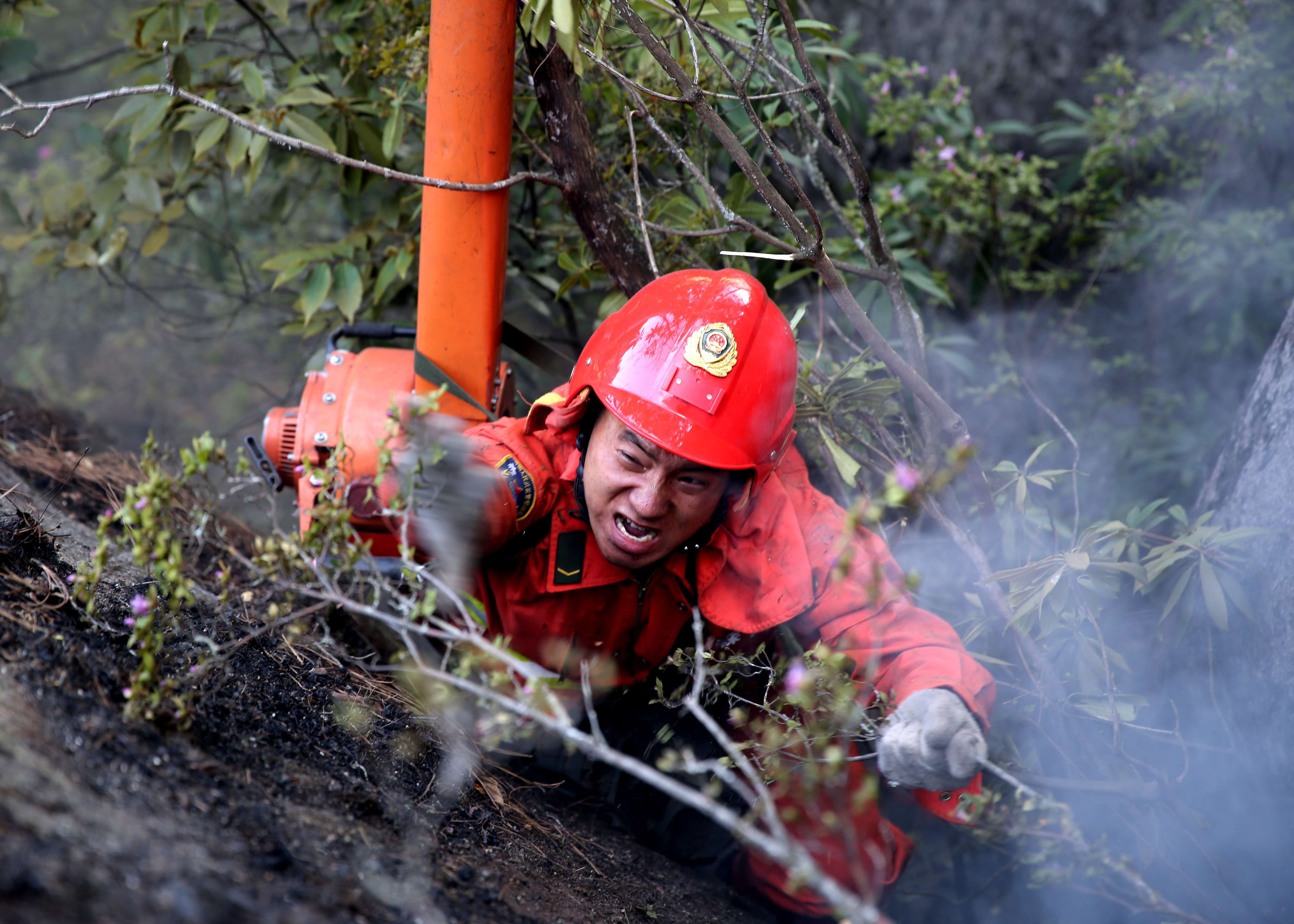 2014年4月16日,武警凉山森林支队官兵在四川省凉山州喜德县冕山镇五合村火场灭火。