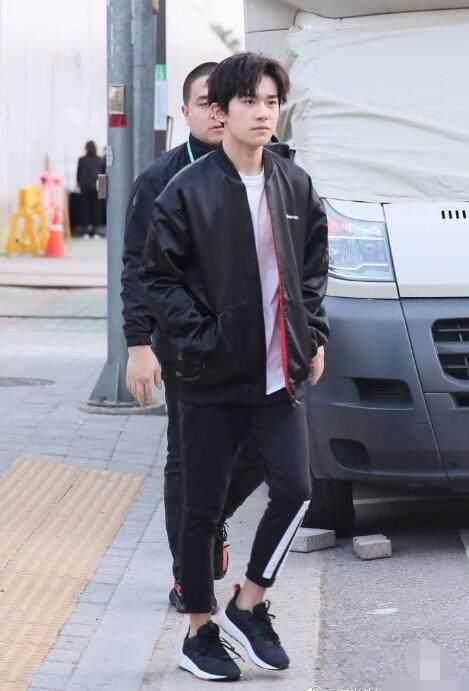 易烊千玺的时尚感一路飙升!韩国街拍又被迎面