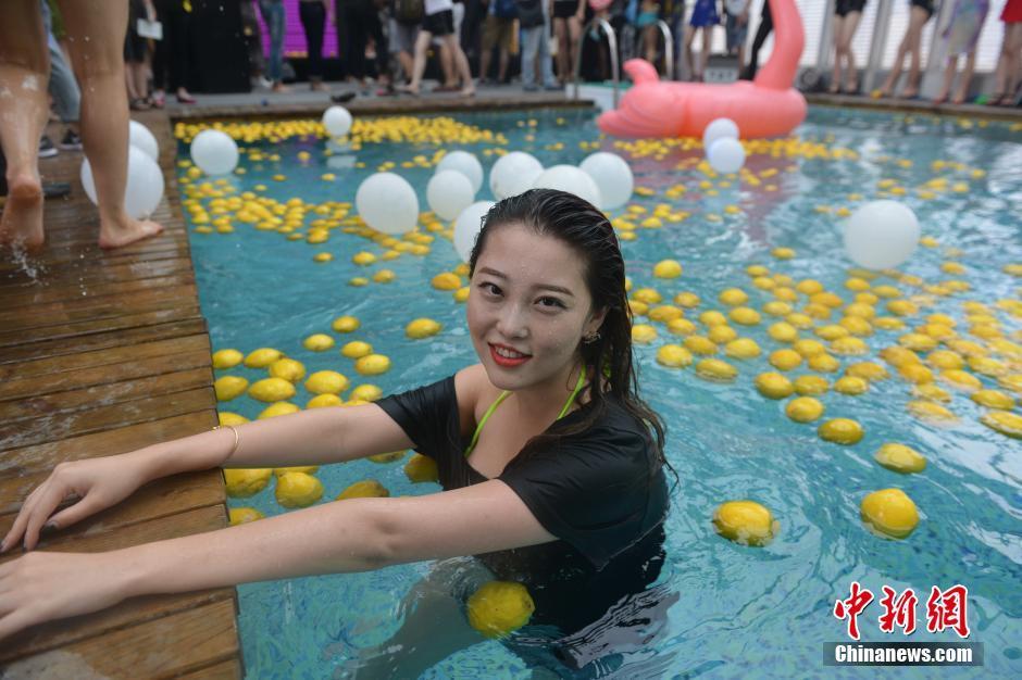 成都持续高温 美女穿比基尼泳池狂欢