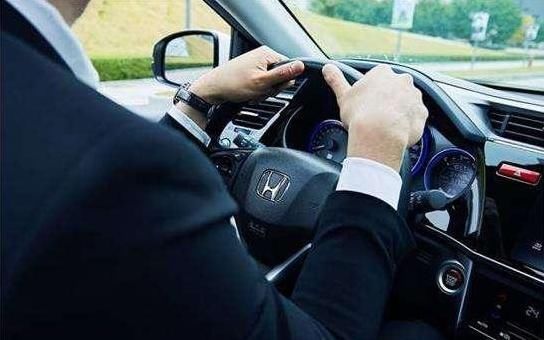 一个人开车是不是新手,看他有没有这7个特征就