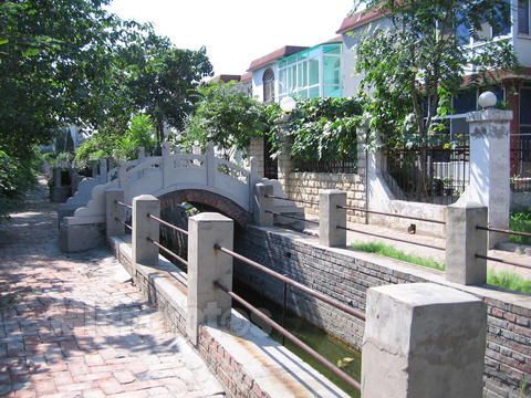 北京的农村贫富差距比较大，这在北京农村中好是比较好的。