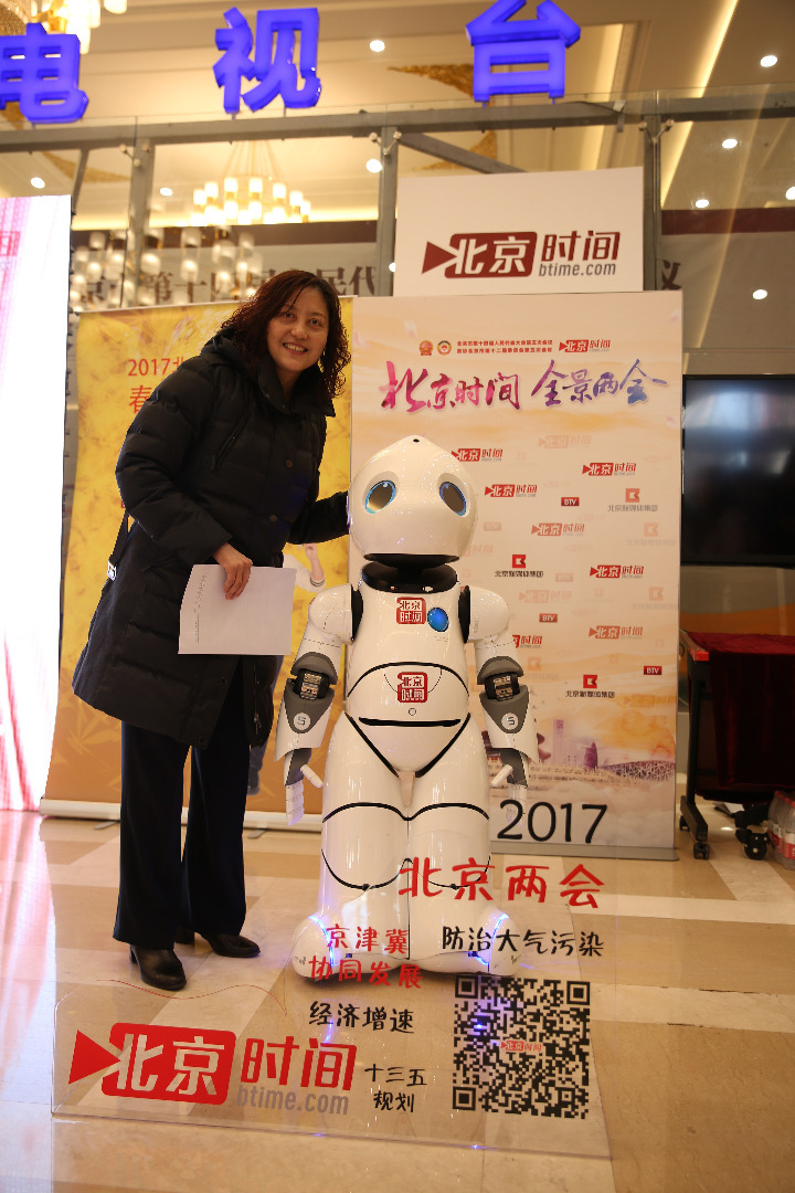 北京市第十四届人民代表大会第五次会议召开，机器人优友作为北京时间特邀记者来到会场，与代表聊天互动、亲密合影，开心时还跳起了炫酷的舞蹈，为大家带来了欢声笑语，收获了众多粉丝。