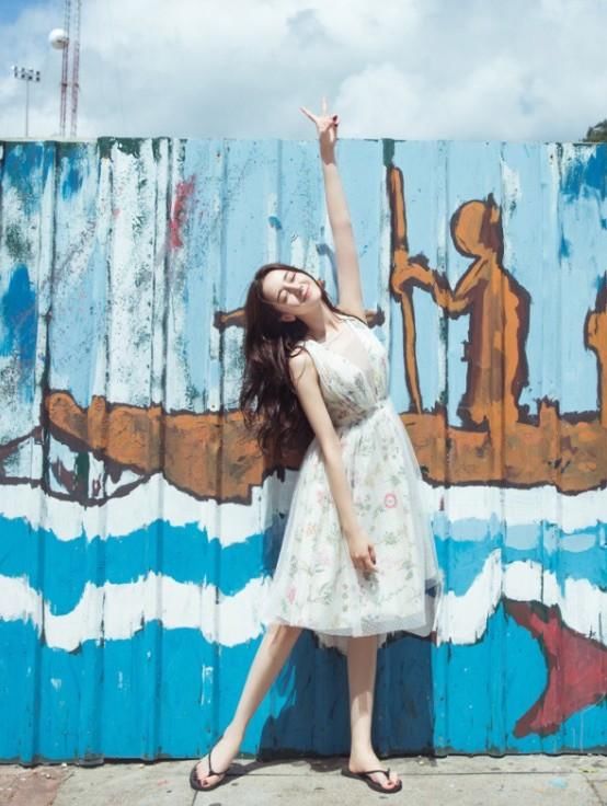 迪丽热巴荷尔蒙炸裂,穿鱼鳞裙现身海边,简直