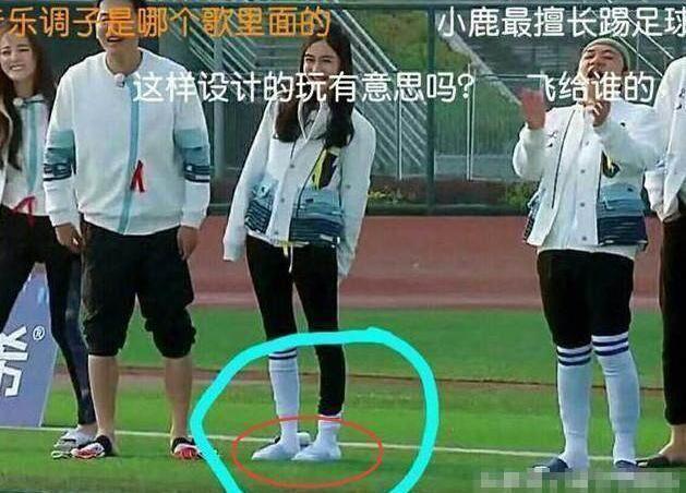 同样是踩指压板, 迪丽热巴光脚, baby却袜子里