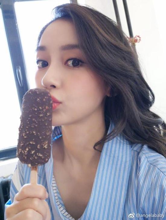 angelababy一头长卷发魅惑十足 俏皮可爱