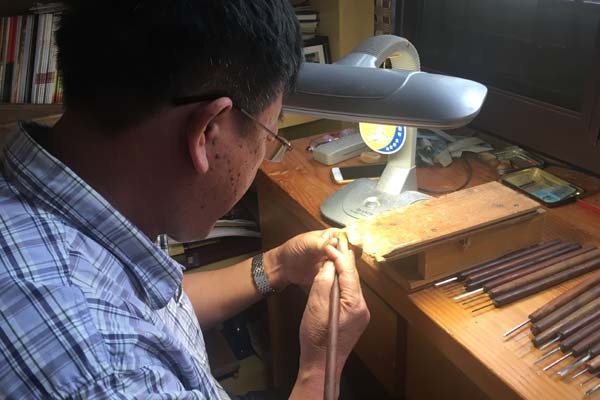 【喜迎十九大·文脉颂中华】走进苏州舟山核雕村 方寸小核“刻”出百姓致富路 【喜迎十九大·文脉颂中华】走进苏州舟山核雕村 方寸小核“刻”出百姓致富路