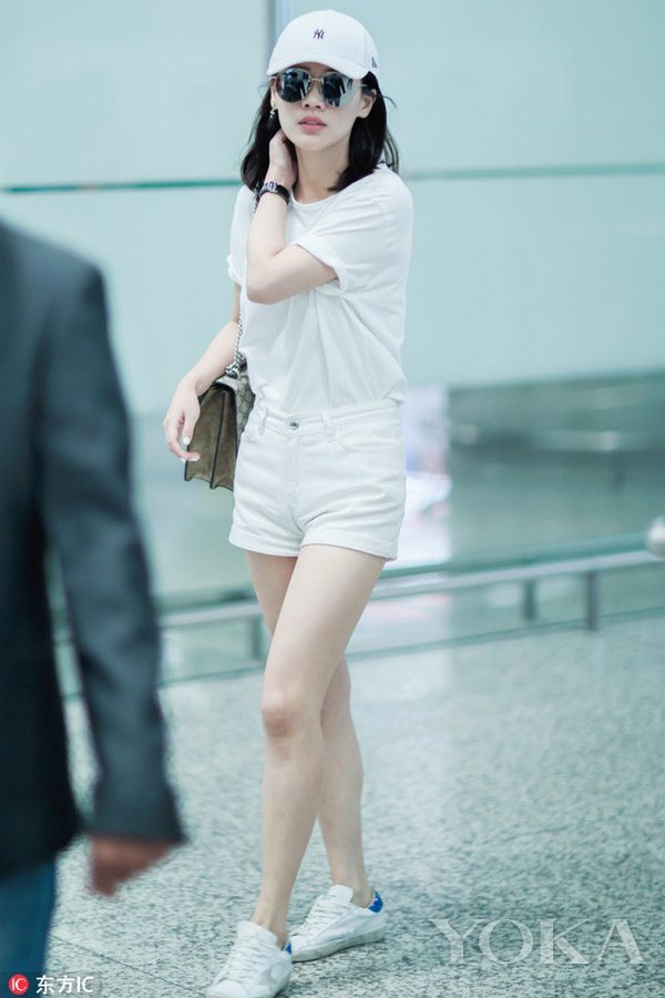 一件小白tee的时髦经 热巴马思纯都变学生妹!