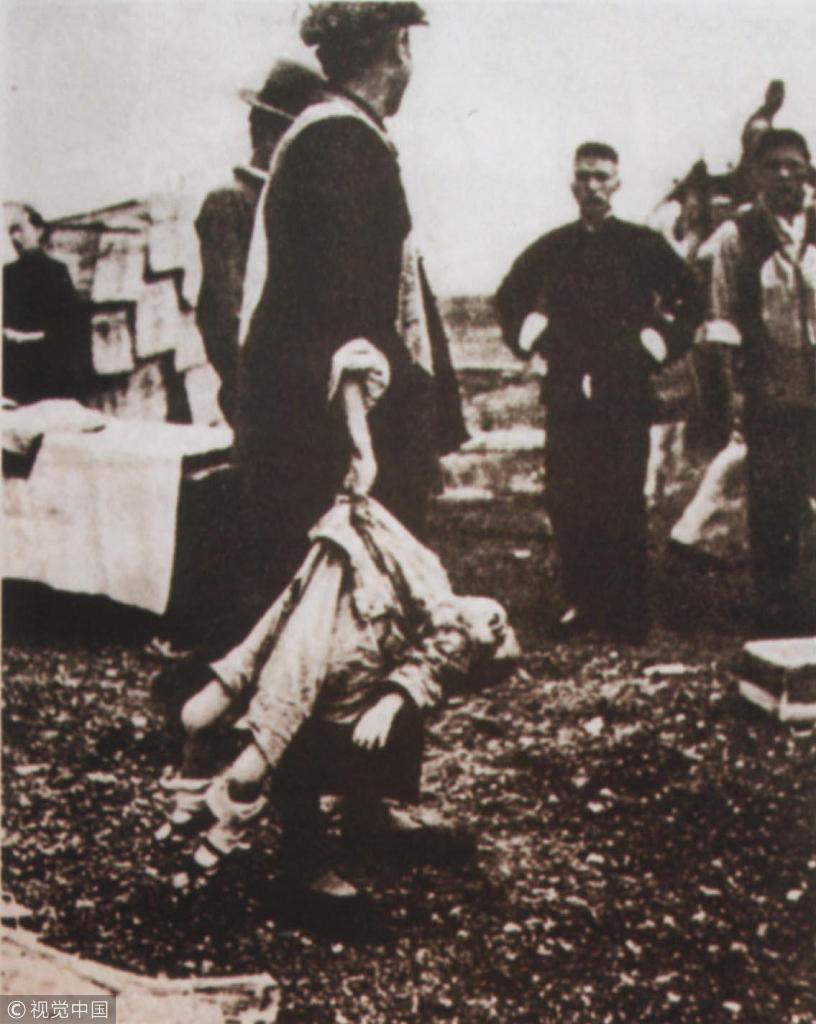 1937年12月13日南京沦陷，侵华日军进行了长达6周的大屠杀和奸淫、放火、抢劫等血腥暴行。在南京大屠杀中，大量平民及战俘被日军杀害，无数家庭支离破碎，南京大屠杀的遇难人数超过30万。