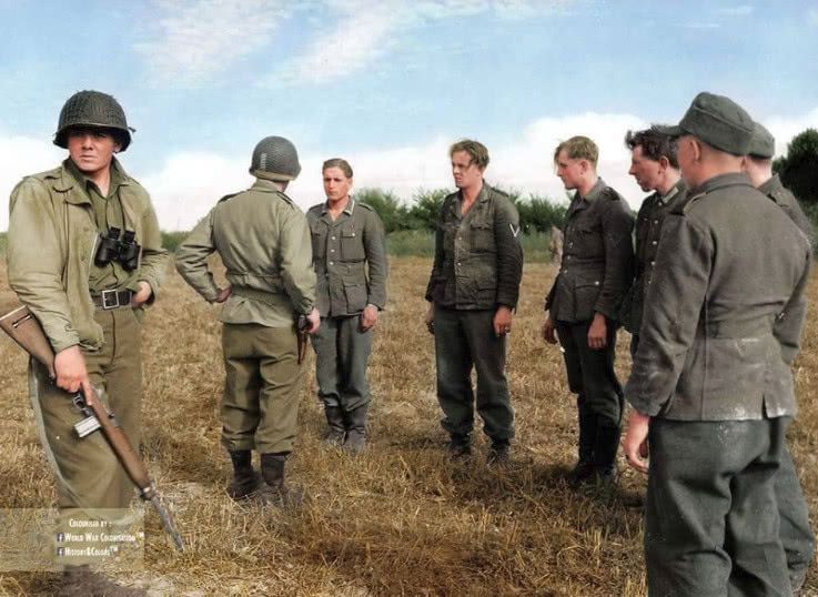 二战彩色老照片:遭俘虏的德军士兵,笔直地站在