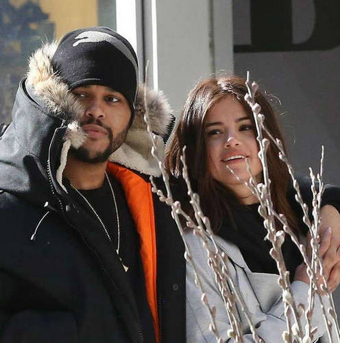 赛琳娜和盆栽哥牵手逛街 当街亲吻甜到齁