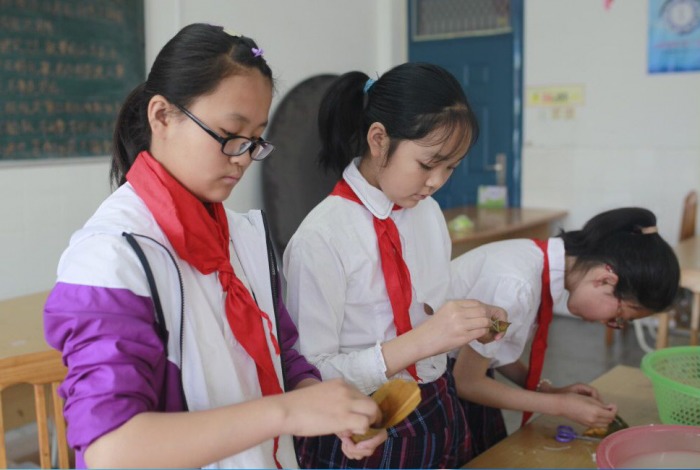 合肥市芙蓉小学:包粽子 迎端午(图) 合肥市芙蓉小学:包粽子 迎端午(图)