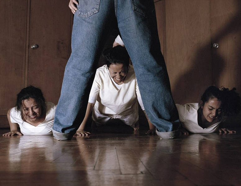 保拉希望能用自己的相机曝光暗藏在“治疗”名义下的黑暗、恐怖和暴行，并呼吁人们对同性恋者给予更多的包容和关爱。图为保拉作品。