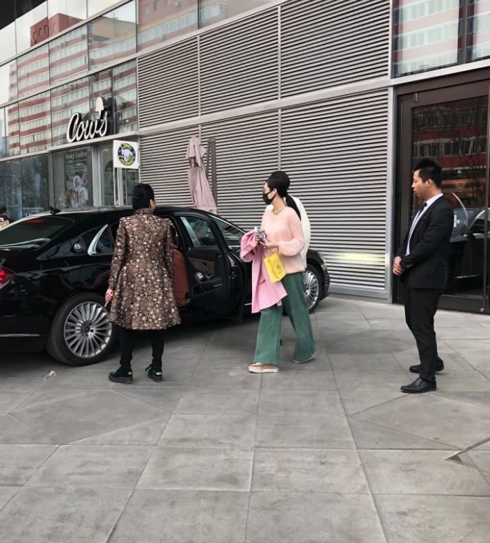 范冰冰因税务事件影响，销声匿迹已久。近日有网友偶遇到范冰冰带母亲出行，在一位西装男士和一女士的陪同下，从店铺里走出，随后打开车门乘车离开。所乘坐的座驾看车型是奔驰s级车迈巴赫。