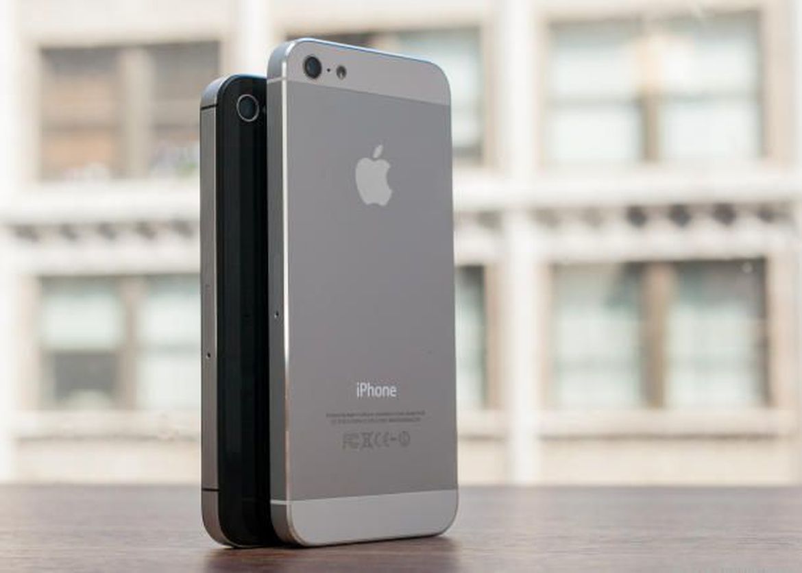 【iPhone 4S(2011年)和iPhone 5(2012年)】
2011年,在乔布斯离世前一天推出的iPhone 4S(图左)沿袭了设计与前一代机型基本一致,侧重内部创新(引入重磅功能——Siri数字助手)的“S”手机传统。对于2012年的iPhone 5(图右),苹果终于给iPhone带来了更大的屏幕——尺寸从3.5英寸扩大到4英寸。不过,那仍只有普通信用卡的表面积那么大。