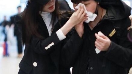 张天爱帮摔倒粉丝止血 心疼到落泪 网友指其作秀：演技真好