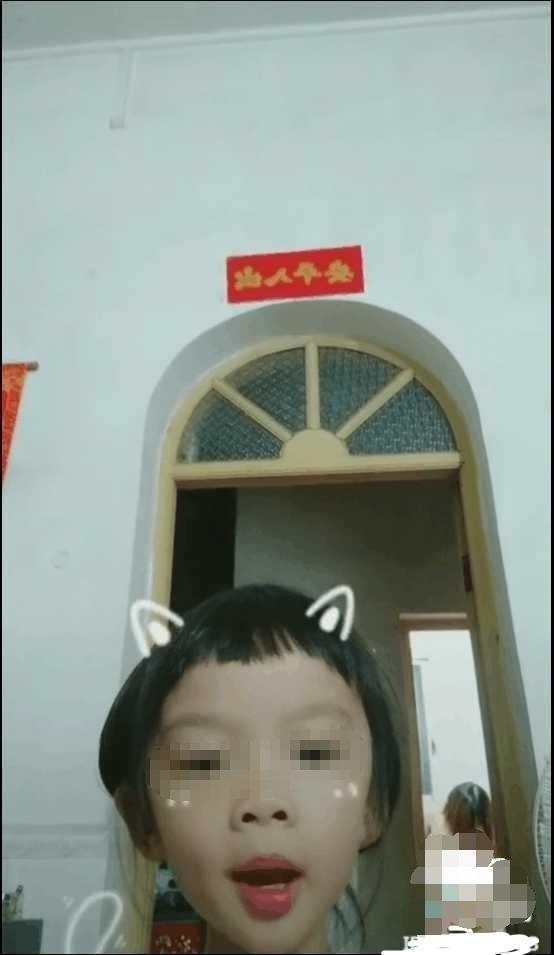 小女孩玩抖音,误将洗澡妈妈入境,视频引网友疯