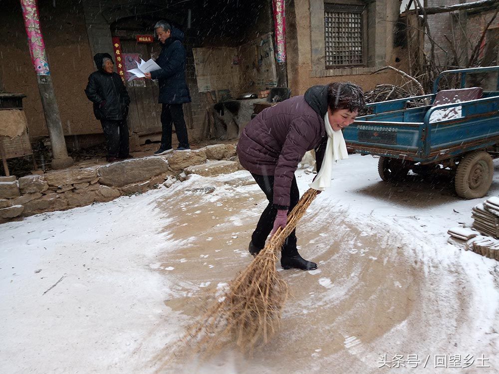 女同事幫一位老奶奶掃雪 老奶奶不讓 她說我喜歡掃雪能掙襖穿-北京時