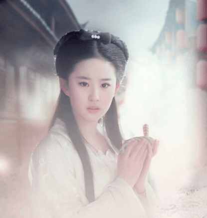 刘亦菲喝醉,在街头和干爹陈金飞就热吻起来,网