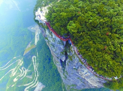 航拍张家界玻璃栈道 绝壁凌空令人头晕目眩