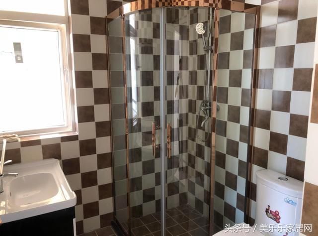 为增加采光老婆竟然在卧室做了两个假窗,邻居看后直夸有创意!