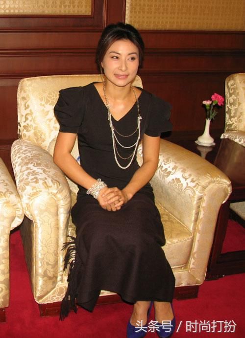 郭晶晶不再朴素,一身豪门贵气,网友却把目光锁