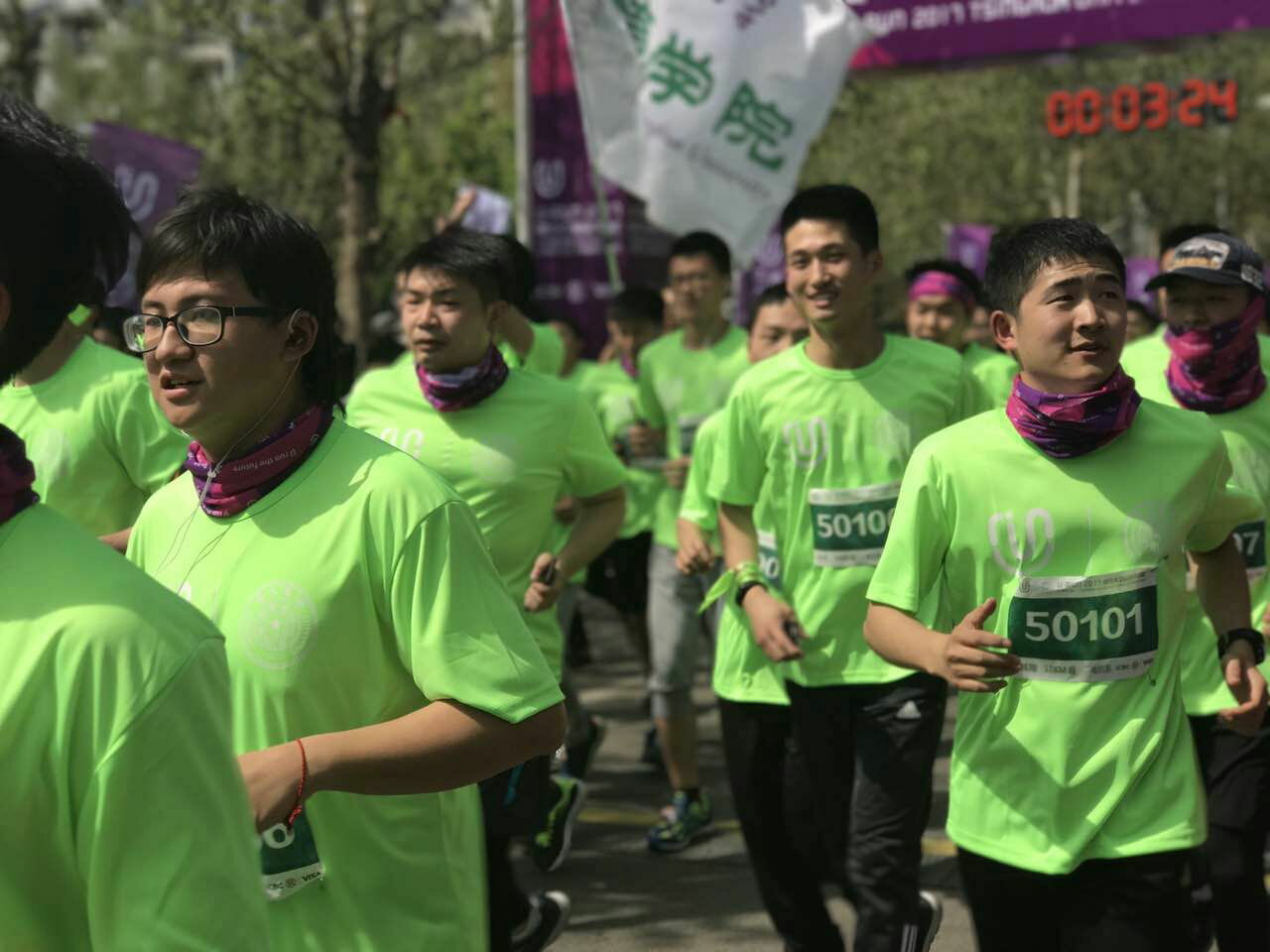 跟着马拉松运动员 我们也运动运动 跟着马拉松运动员 我们也运动运动