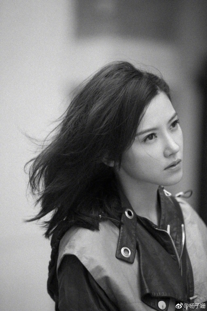 杨子珊尝试黑白look英气十足 性感撩发美艳迷离