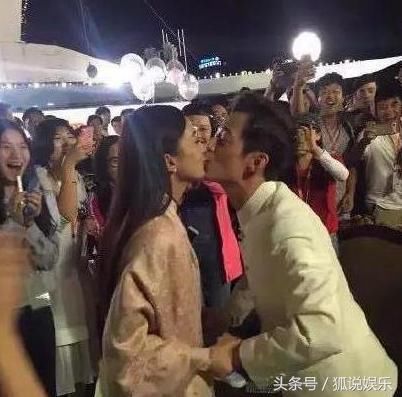 实拍何炅老婆儿子,隐婚20年,网友:你累不累