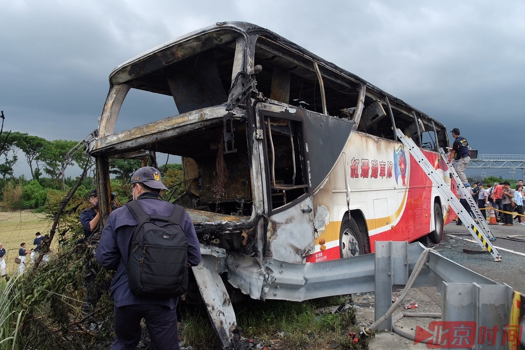 据台湾“中央社”报道，辽宁旅行团事故罹难者家属21日下午搭乘包机抵台，由台湾海基会主任秘书刘克鑫接机，并陪同家属前往殡仪馆吊唁。