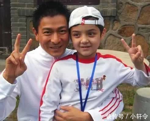 6岁就被刘德华夸,才18岁就秃顶像大叔,赚的钱