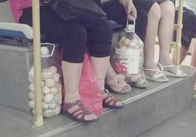 游子们都拿着一桶鸡蛋,对,没错是一桶鸡蛋,桶就是食用油的哪种塑料桶