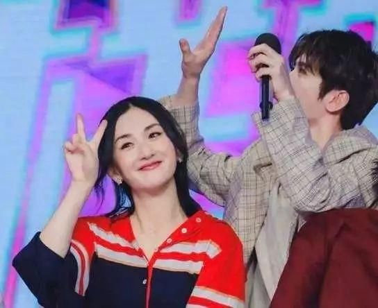 吴宣仪成蔡徐坤的小师妹了!谢娜收徒收上瘾了