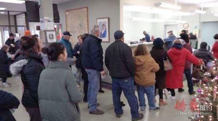 长岛民众排队预缴2018年地税