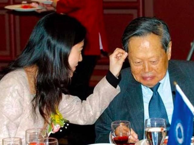 看好这两对,然而却坚守多年,比娱乐圈很多年纪相当的情侣们坚持地还久