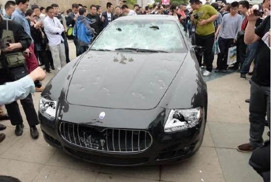 一众农村小哥持铁锤广场怒砸百万豪车,知道原因后众人拍手称好!