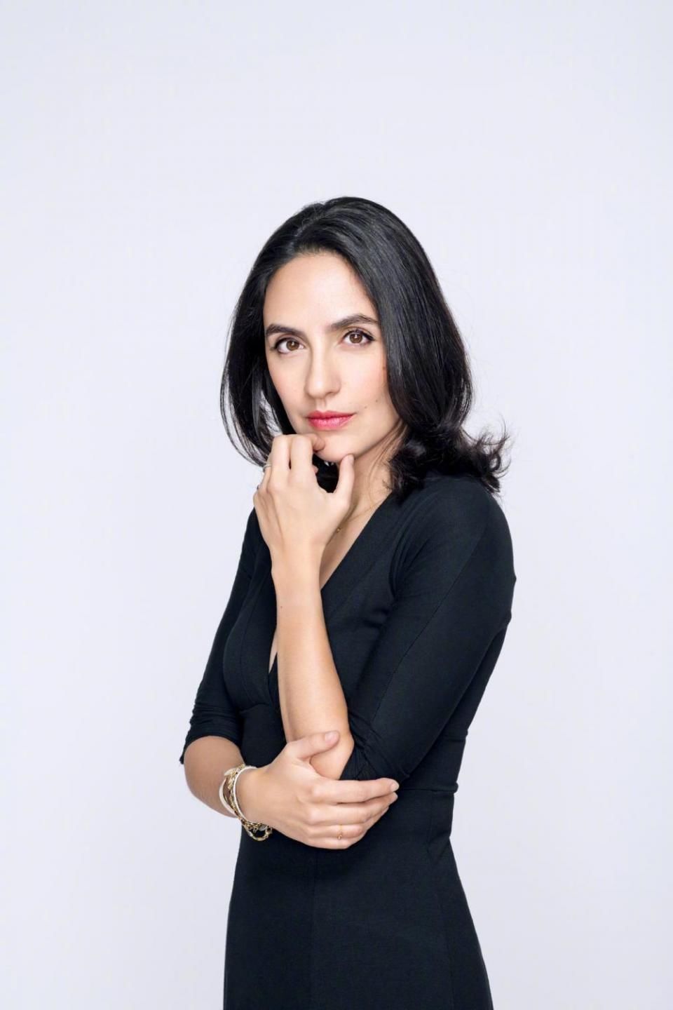 潘石屹分享九宫格美女摄影作品,刘烨太太第一