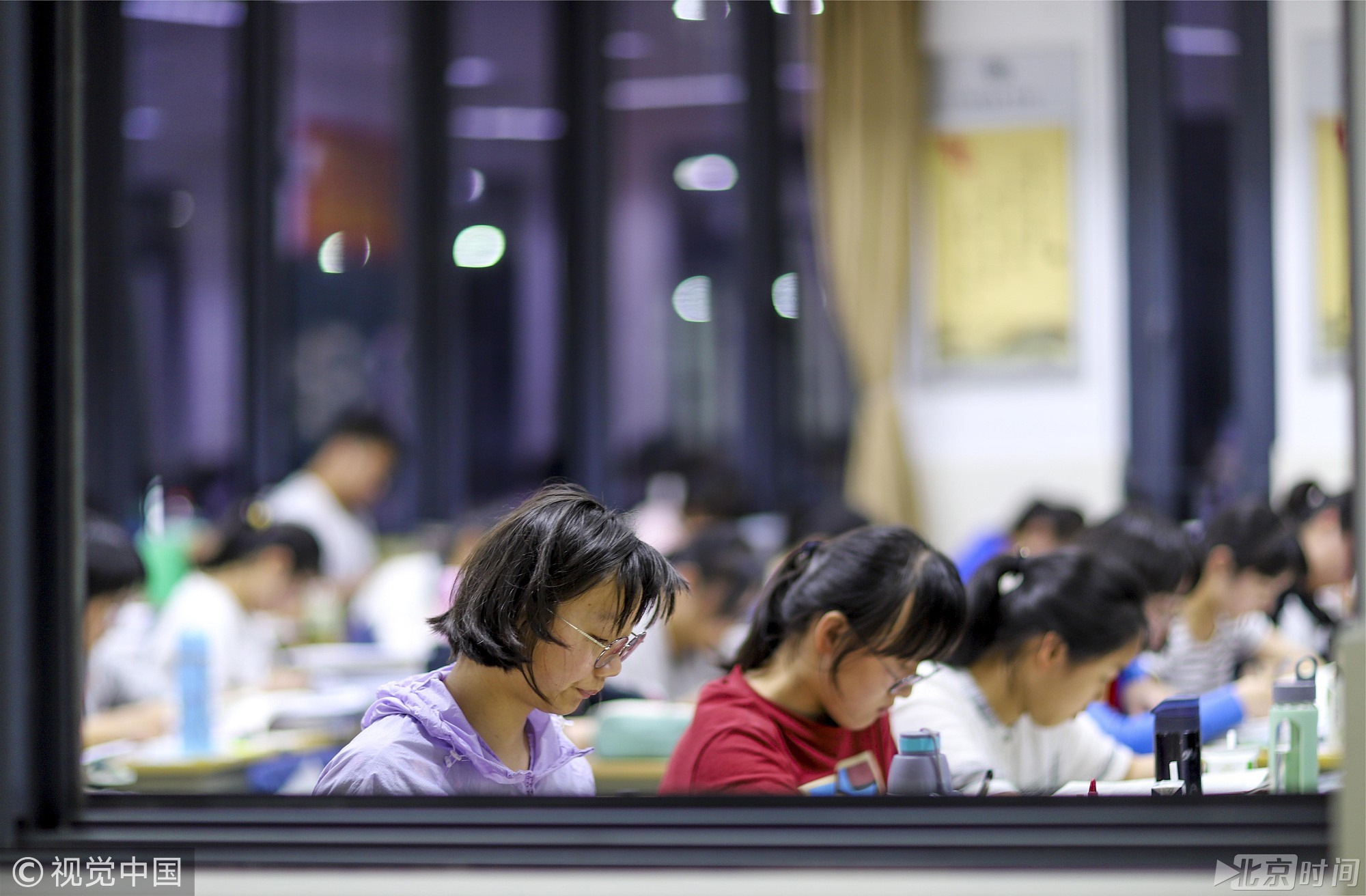 此后，他们就不再要求集体晚自习，大家可以根据各自的考试地点合理安排自己的作息时间，迎接即将开始的高考。图/视觉中国