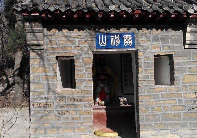 一问之下才知道,离镇子五里的地方有个山神庙,前些年来了个黄面怪