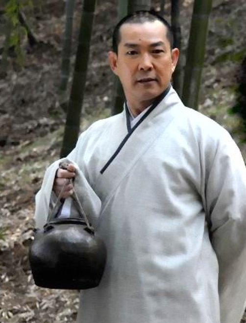 元彪10岁起就作为儿童演员参加影视演出.