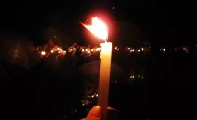 十年前,这些故事让我们泪流满面:老师用身体撑起了教室的门…他们赌上生命去救生命...... 十年前,这些故事让我们泪流满面:老师用身体撑起了教室的门…他们赌上生命去救生命......