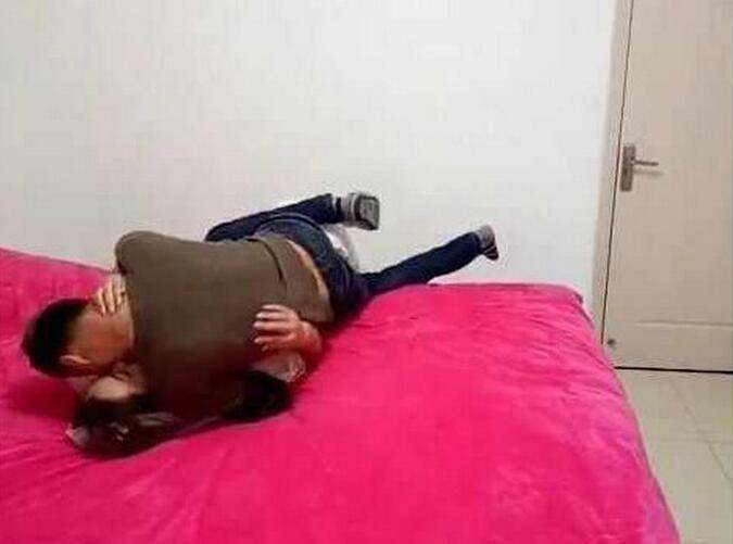 也许是新娘对前男友旧情难忘吧，竟然没有推开他，两人反而还滚到了床单上，小编觉得新娘可能还真是忘记了，今天是自己的结婚日吧！